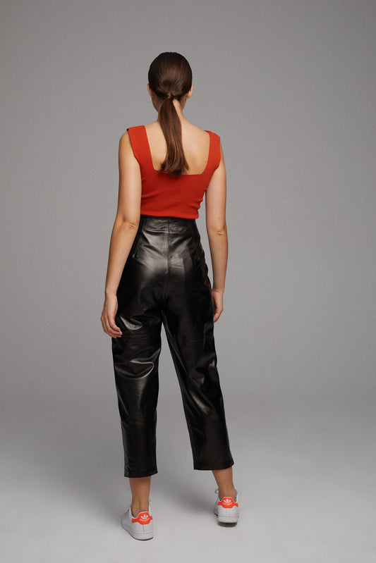 High-Waisted Carrot Leather Pants – Black